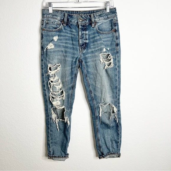 American Eagle Tomgirl Jeans Women Size 2 Short Distressed Blue Button Fly CLO - Picture 1 of 8